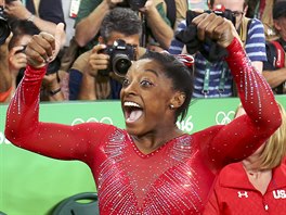 Sportovn gymnastka Simone Bilesov z USA zskala zlatou medaili v peskoku....