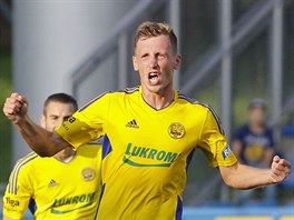 ROZHODUJC GL. Konen skre 2:1 pro domc Zln zadil stoper Tom Hjek....