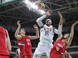 Americk basketbalista Carmelo Anthony zakonuje tonou akci pes srbskou...