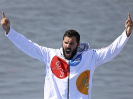 esk kajak Josef Dostl na medailovm ceremonilu, slav stbro.