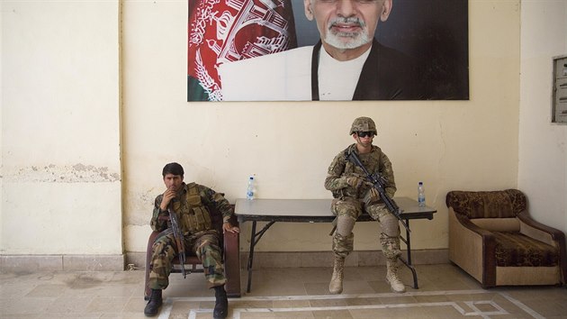 Afghnsk a americk vojk v Kandahru (4. srpna 2016)