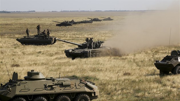 Ukrajinsk tanky a transportry severn od Krymu (12. srpna 2016)