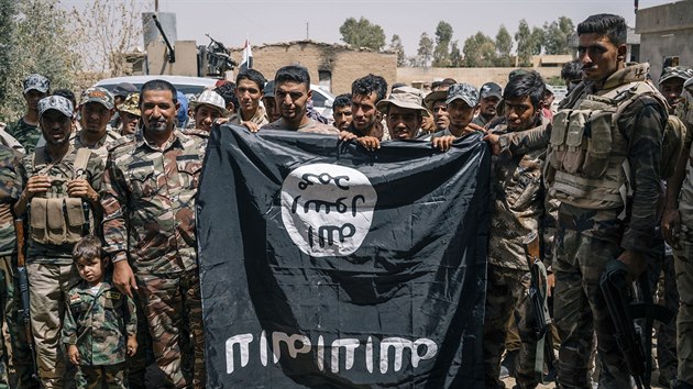 Irck sunnitsk milice se chlub ukoistnou vlajkou Islmskho sttu (9. srpna 2016)