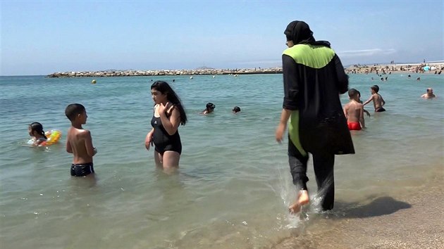 Muslimská ena v plaveckém úboru známém jako burkiny na plái v Marseille (4....