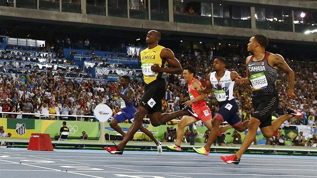 V POHOD.  Semifinle v bhu na sto metr Usain Bolt bezpen vyhrl.