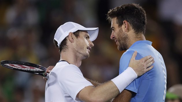 RESPEKT. Andy Murray (vlevo) se po vtznm olympijskm finle zdrav s poraenm Juanem Del Potrem.