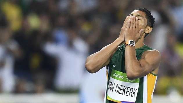 NEMَU UVIT. Wayde van Niekerk pekonal svtov rekord na tystovce a slav zlato.