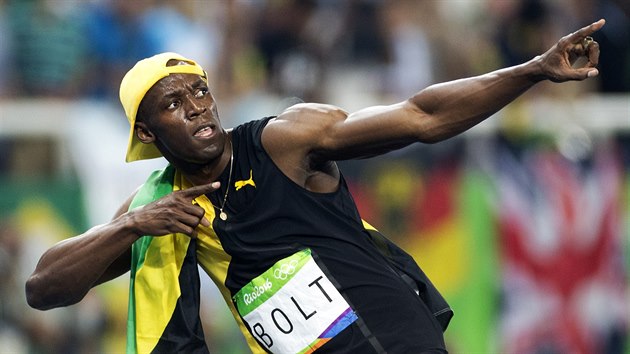 KLASICK GESTO. Usain Bolt bav divky po olympijskm triumfu na stometrov distanci.