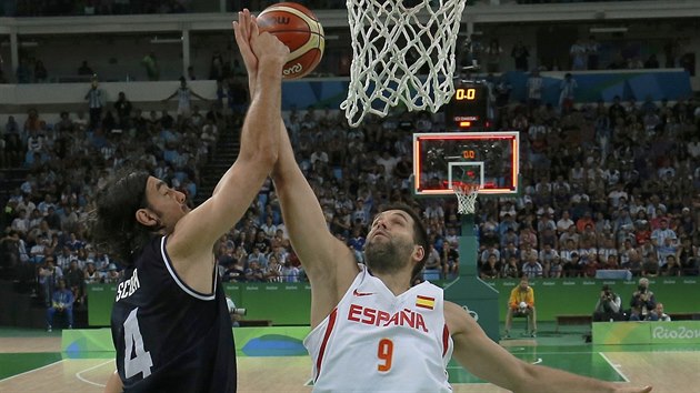 panlsk basketbalista Felipe Reyes (vpravo) narazil. Bran ho Luis Scola z...