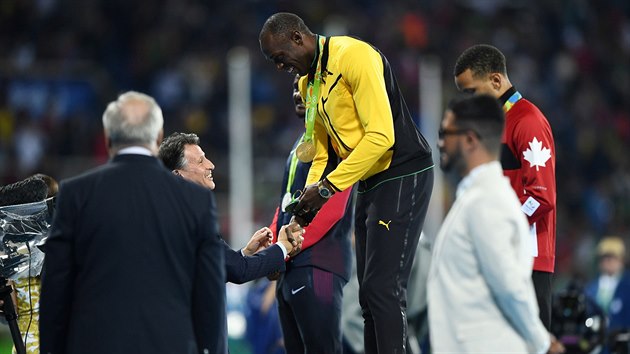 TADY MTE, MISTE. Usain Bolt prv obdrel zlatou medaili za sprint na sto...