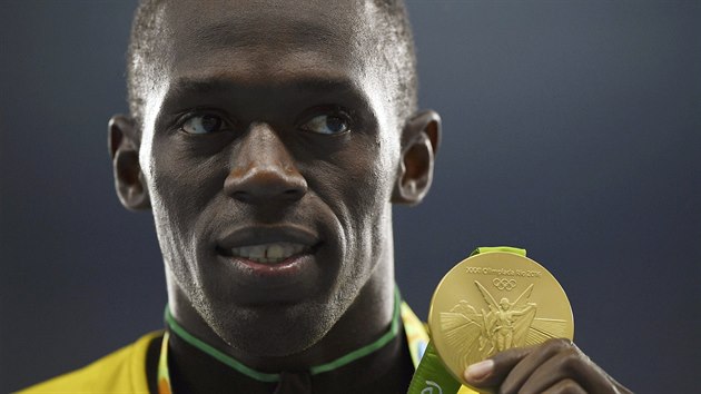 ZLATO PRO KRLE. Usain Bolt prv obdrel medaili za sprint na sto metr.