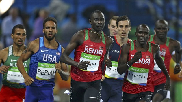 Prvenstv v bhu na 800 metr obhjil David Rudisha z Keni (tet zleva).