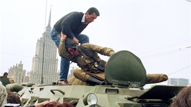 Prodemokratick demonstrant tah vojka z obrnnho transportru, stojcho ped vldn budovou v Moskv (19. srpna 1991)