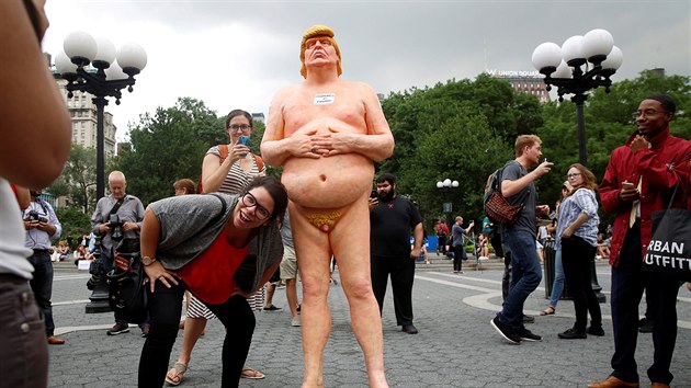 Trump v roue Adamov zaujal nvtvnky newyorskho parku (18. srpna 2016)