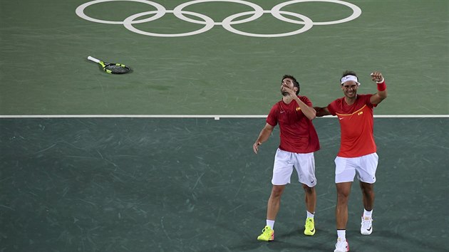 panlsk tenista Rafael Nadal se raduje s parkem Markem Lpezem z triumfu v...