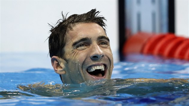Americk plavec Michael Phelps se smje pot, co se stbrn medaile z olympijskho zvodu na 100 m motlek dl mezi nj a dal dva soupee.