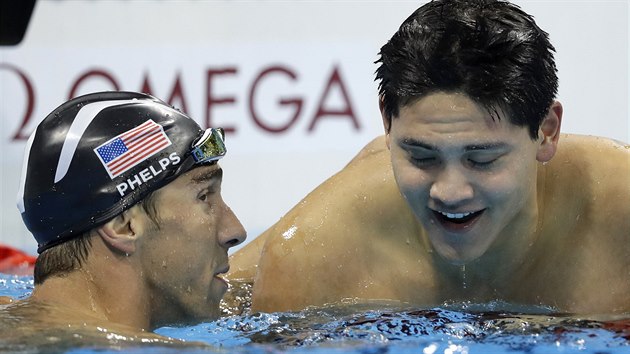 Amerian Michael Phelps gratuluje Josephu Schoolingovi, kter vyhrl olympijsk zvod na 100 m motlek.