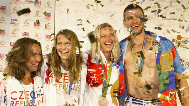 Skifa Ondej Synek slav s tenistkami (zleva) Strcovou, afovou a Kvitovou bronzov medaile v eskm dom.