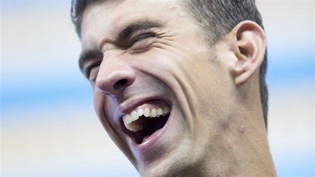 Americk plavec Michael Phelps se smje, zskal 23. zlatou medaili z olympijskch her.