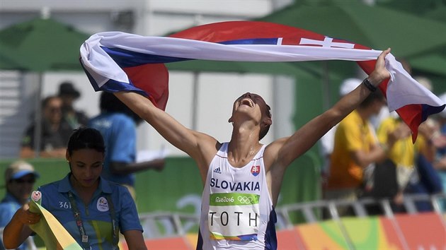Slovensk chodec Matej Tth se raduje po dobhnut clem v olympijskm zvod...