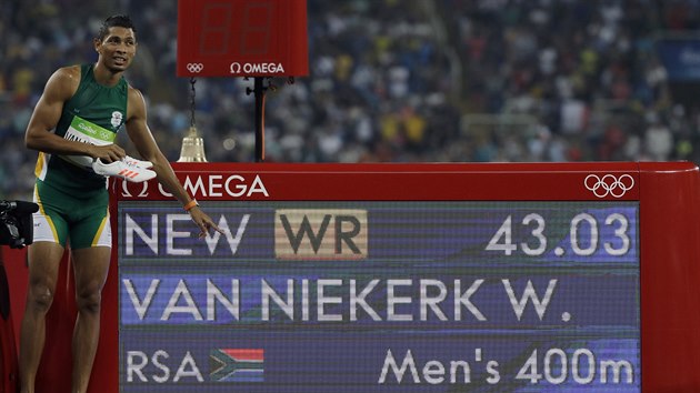 NOV REKORD. Od roku 1955 dreli svtov rekord na 400 metr nepetrit amerit bci. Pekonal je a Wayde van Niekerk, sprinter z Jin Afriky