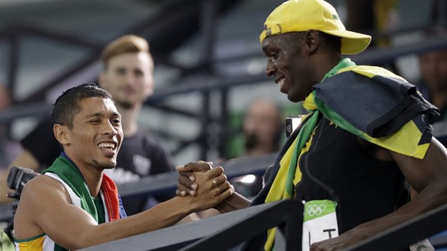 POZDRAV AMPION. Jamajsk ampion Usain Bolt gratuluje Waydu van Niekerkovi ke...