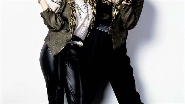 Mdn trendy udvaly popov hvzdy. Zpvaka
Madonna (vpravo, na snmku z roku 1985 je s herekou Rosannou Arquette) byla jednou z nich.