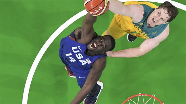 SOUBOJ POD KOEM. Amerian Draymond Green a Australan Cameron Bairstrow z...