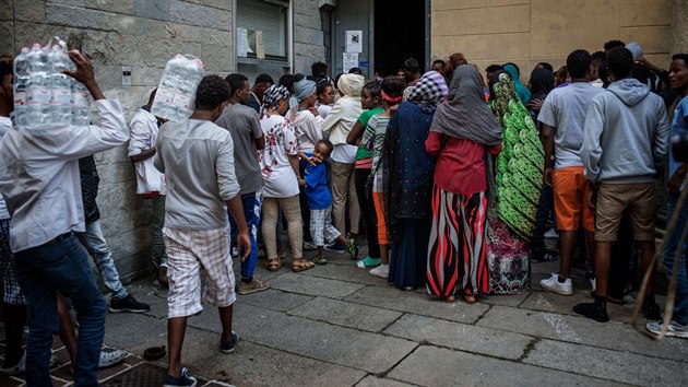 Italsk Como se potk se stovkami uprchlk, kte chtj pekroit hranice se vcarskem (9. srpna 2016)