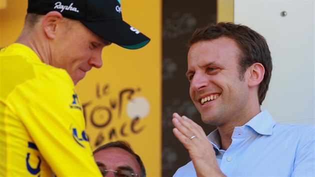 Emmanuel Macron a cyklista Chris Froome v djiti Tour de France (ervenec 2016)