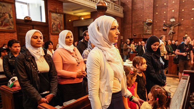 Destky muslim se astn katolick bohosluby v kostele Nejsvtjho Srdce Pn na nmst Jiho z Podbrad (10. srpna 2016).