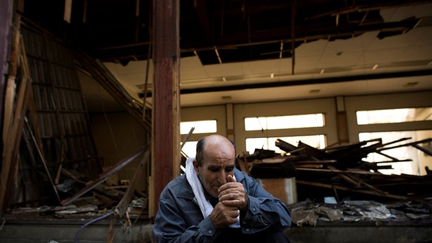 Kurd Sulejman Hasgul kou cigaretu bhem pauzy pi demolici star budovy