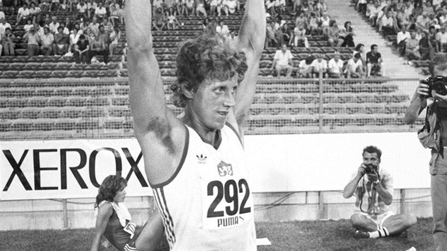 Od roku 1983 nebyla pekonna. Jarmila Kratochvlov se raduje po zdoln svtovho rekordu v bhu na 800 metr. Uplynulo od nj 33 let a stle nepadnul.