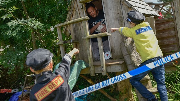 Otec vyrobil pro synka policejn auto ze starho sktru.