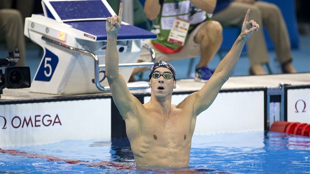 LOVK NEBO RYBA? Michael Phelps vyhrl dvoustovku motlek na olympijskch hrch v Riu a zskal u 20. zlato pod pti kruhy. (10. srpna 2016)