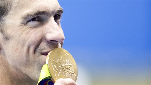 LOVK NEBO RYBA? Michael Phelps vyhrl dvoustovku motlek na olympijskch hrch v Riu a zskal u 20. zlato pod pti kruhy. (10. srpna 2016)