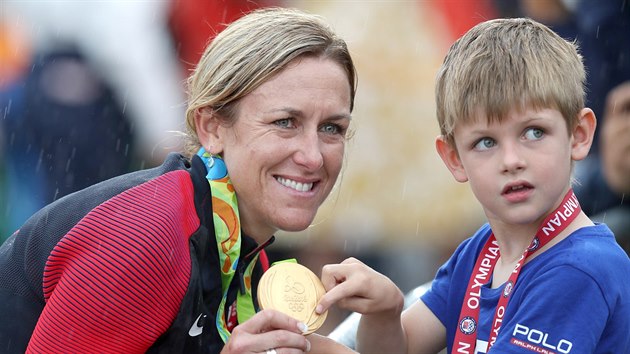 Americk cyklistka Kristin Armstrongov potet v karie vyhrla olympijskou asovku. (10. srpna 2016)