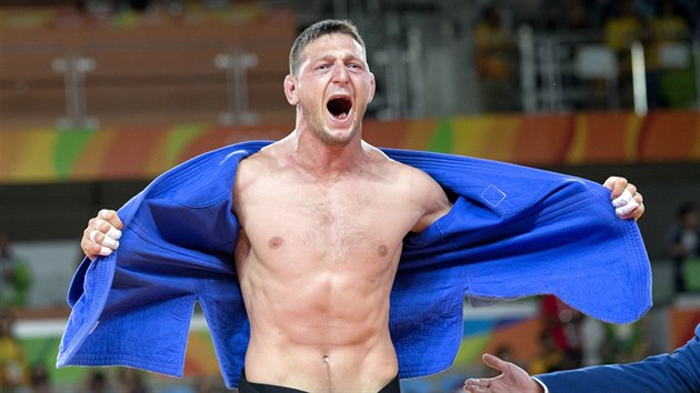 ZLAT RADOST. esk judista Luk Krplek zvtzil v olympijskm finle nad Elmarem Gasimovovem z zerbjdnu. (11. srpna 2016)