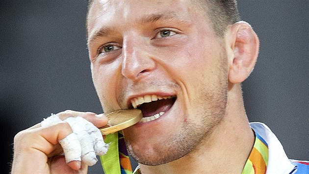 ESK ZLATO! esk judista Luk Krplek zvtzil v olympijskm finle nad Elmarem Gasimovovem z zerbjdnu. (11. srpna 2016)