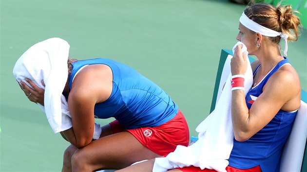 esk debl Lucie afov (vpravo) s Barborou Strcovou nestail na ruskou dvojici Makarovovou a Vesninovou. (12. srpna 2016)