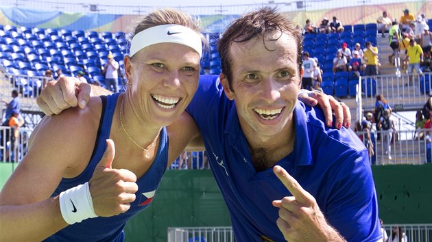 Lucie Hradeck a Radek tpnek se raduj ze zisku bronzov olympijsk medaile ve smenm deblu. (14. srpna 2016)