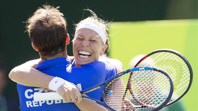 Lucie Hradeck a Radek tpnek se raduj ze zisku bronzov olympijsk medaile...