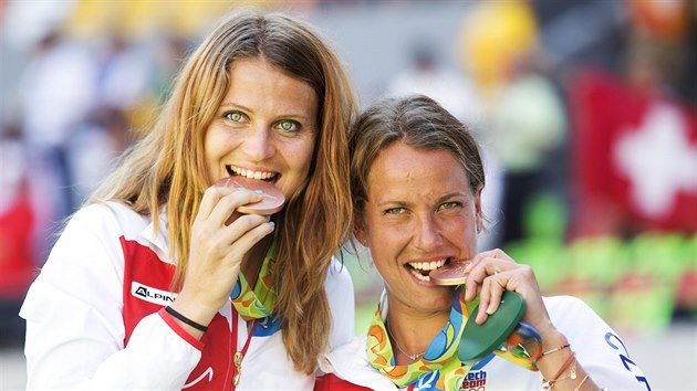 Bronzov tenistky Lucie afov (vlevo) a Barbora Strcov pi medailovm ceremonilu v Riu. (14. srpna 2016)