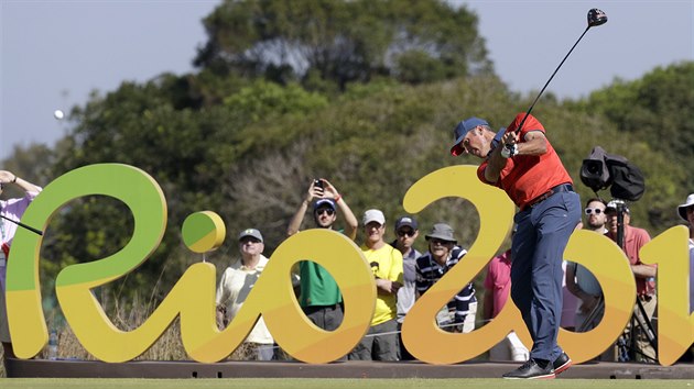 Americk golfista Matt Kuchar pi drivu na 16. jamce. (14. srpna 2016)