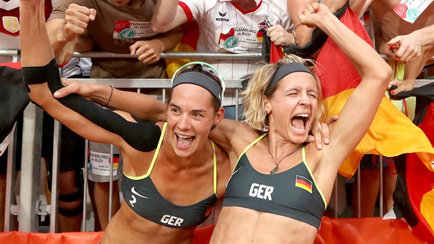 Nmeck plov volejbalistky Kira Walkenhorstov (vlevo) a Laura Ludwigov se raduj ze semifinlovho vtzstv nad Brazilkami Larissou a Talitou. (16. srpna 2016)