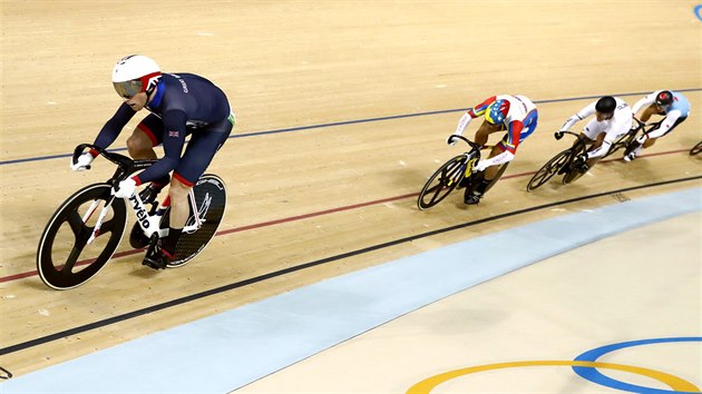 Britsk drhov cyklista Jason Kenny (vlevo) vybojoval zlatou olympijskou medaili v keirinu. (16. srpna 2016)