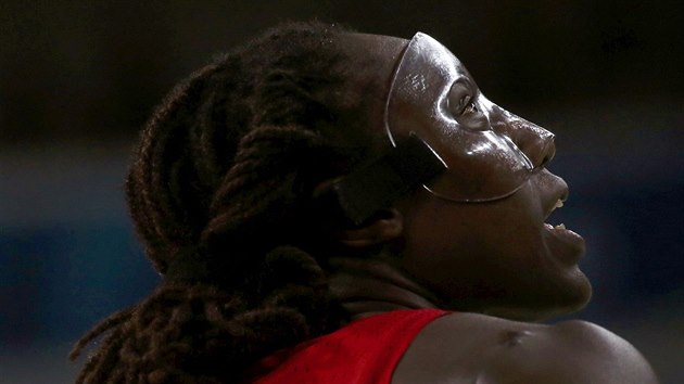 Kvli zlomenmu nosu hrla Amerianka Tina Charlesov v obliejov masce. (19. srpna 2016)