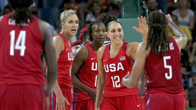 Basketbalistky USA se raduj z postupu do olympijskho finle. (19. srpna 2016)