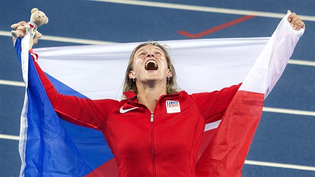 BRONZ! Otpaka Barbora potkov se raduje z tetho msta, kter vybojovala v olympijskm finle. (19. srpna 2016)