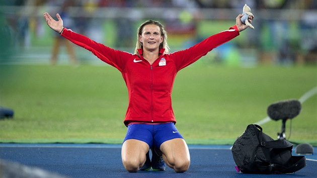 Otpaka Barbora potkov se svm talismanem Pou se raduje z tetho msta, kter vybojovala v olympijskm finle. (19. srpna 2016)